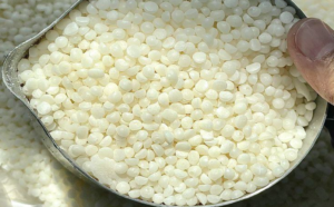 Read more about the article Why Soy Wax Candles Are Better Than Paraffin Candles: A Thoughtful Guide for Your Home