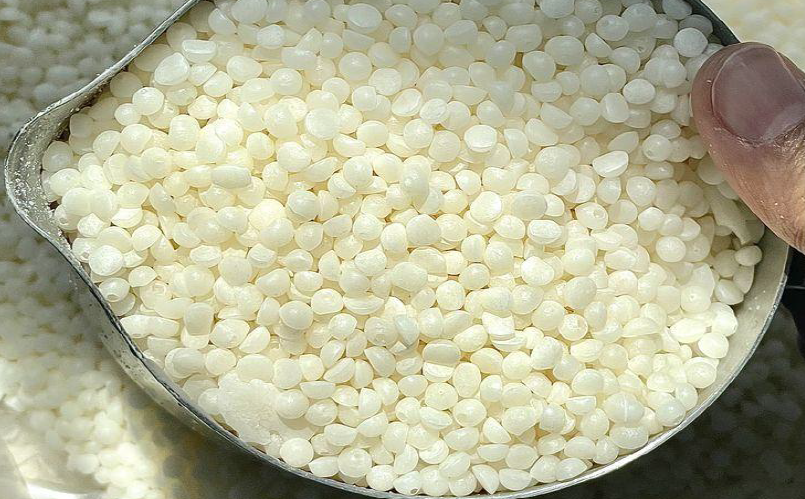 You are currently viewing Why Soy Wax Candles Are Better Than Paraffin Candles: A Thoughtful Guide for Your Home